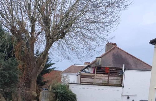 Gipsy Hill Apartment | Deluxe Double Bedroom Shaed - Bay Windows