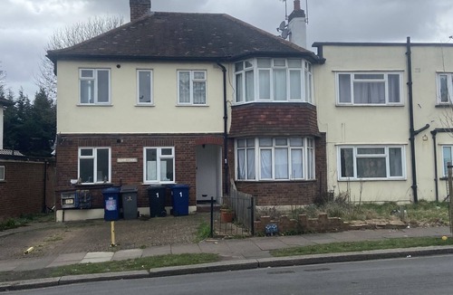 Gipsy Hill Apartment | Deluxe Double Bedroom Shaed - Bay Windows