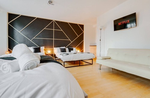 Northern Quarter Condo | Deluxe Duplex w/ Balcony & City Views - Pool Table