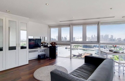 Docklands Apartment | Deluxe En-suite Room
