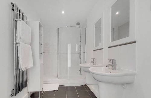 Docklands Apartment | Deluxe En-suite Room