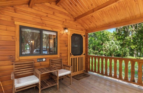 Thonotosassa Cabin | Deluxe Family Cabin with Porch - Happy Travelers RV Resort