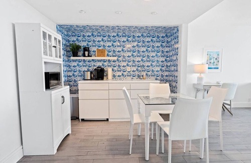 West Avenue Apartment | Deluxe High Suite Eleven Hundred West two beds and balcony. SouthBeach