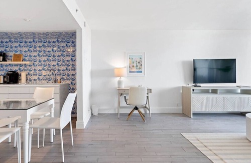 West Avenue Apartment | Deluxe High Suite Eleven Hundred West two beds and balcony. SouthBeach