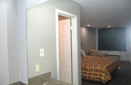 Irving Hotel | Deluxe Inn Irving