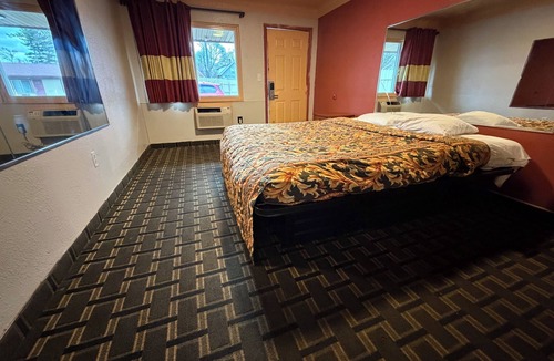 Detroit Hotel | Deluxe Inn Motel