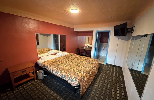 Detroit Hotel | Deluxe Inn Motel