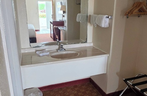 Shamrock Hotel | DELUXE INN SHAMROCK
