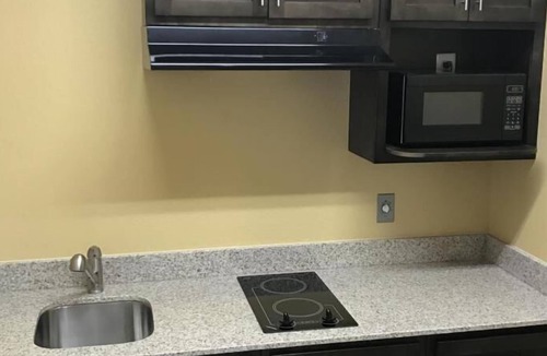 Baytown Hotel | Deluxe Inn & Suites Baytown