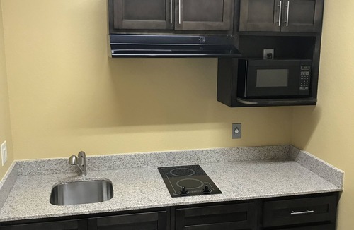 Baytown Hotel | Deluxe Inn & Suites Baytown