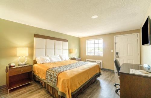 Miami Hotel | Deluxe Inn & Suites By OYO Miami OK