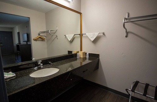 Morgan City Hotel | Deluxe Inn & Suites Morgan City