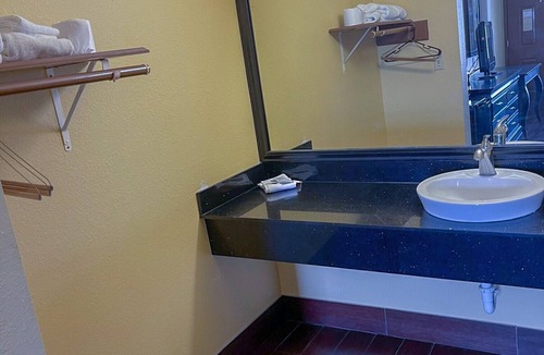 Central City Hotel | Deluxe Inn & Suites Corpus Christi I 37