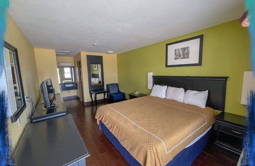 Central City Hotel | Deluxe Inn & Suites Corpus Christi I 37