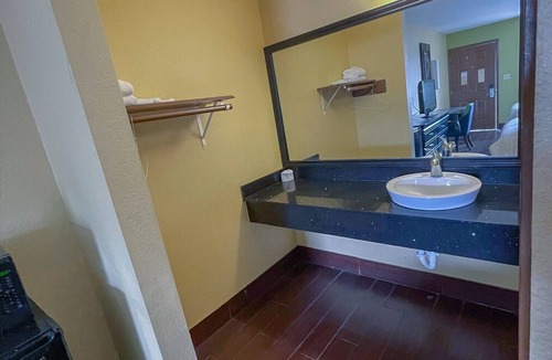 Central City Hotel | Deluxe Inn & Suites Corpus Christi I 37