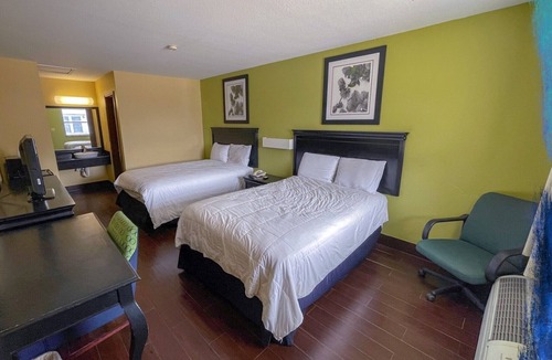 Central City Hotel | Deluxe Inn & Suites Corpus Christi I 37