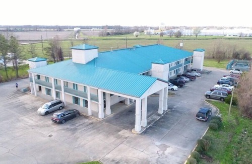 Greenwood Hotel | Deluxe Inn & Suites