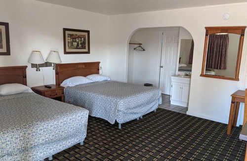 Cherryland Hotel | Deluxe Inn