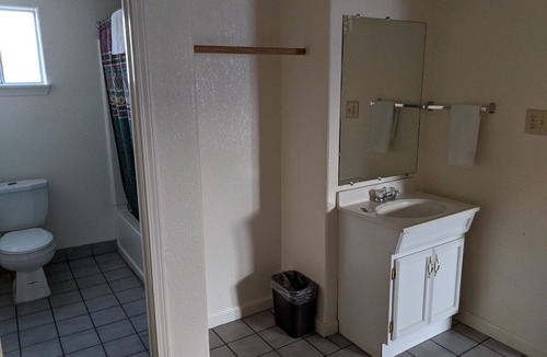 Cherryland Hotel | Deluxe Inn