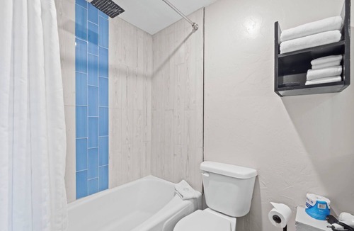 Lava Hot Springs Hotel | Deluxe King bedroom (river access)