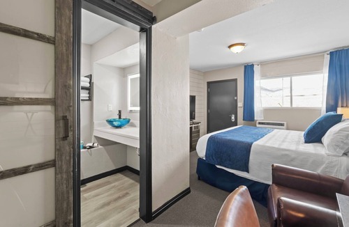 Lava Hot Springs Hotel | Deluxe King bedroom (river access)