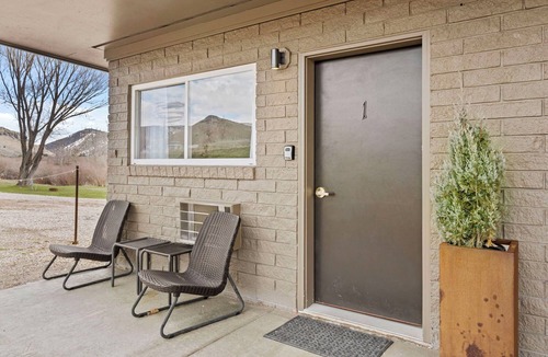 Lava Hot Springs Hotel | Deluxe King bedroom (river access)