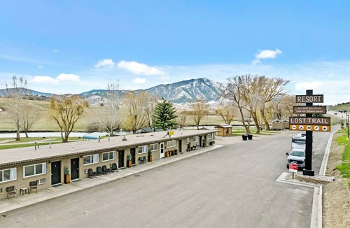 Lava Hot Springs Hotel | Deluxe King bedroom (river access)