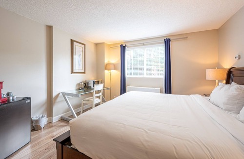 Saint-Sauveur Hotel | Deluxe King bed in Saint-Sauveur