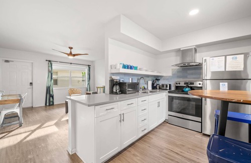 Bay Esplanade Apartment | Deluxe King Condo Updated Suite by the Beach!