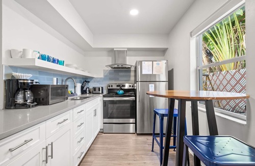 Bay Esplanade Apartment | Deluxe King Condo Updated Suite by the Beach!