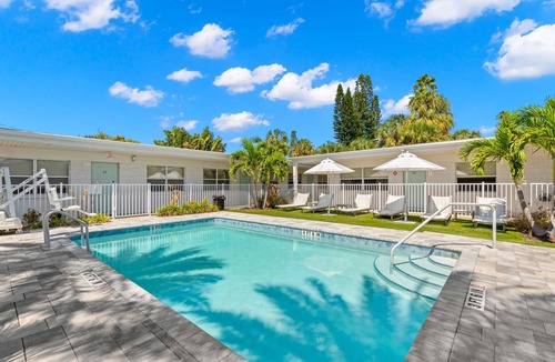 Bay Esplanade Apartment | Deluxe King Condo Updated Suite by the Beach!