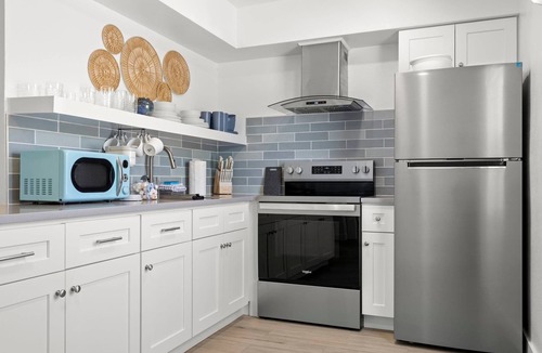 Bay Esplanade Condo | Deluxe King Condo | Updated Suite by the Beach!
