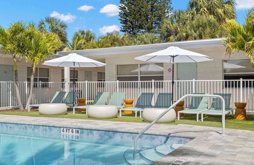 Bay Esplanade Condo | Deluxe King Condo | Updated Suite by the Beach!