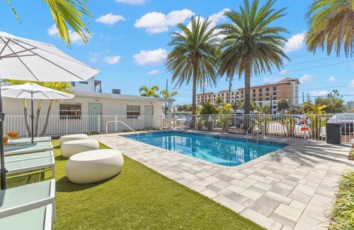 Bay Esplanade Condo | Deluxe King Condo | Updated Suite by the Beach!