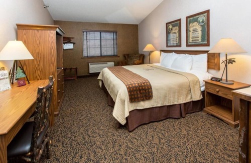 Onalaska Hotel | Deluxe King Room l Heated Pool, Hot Tub & Breakfast | 4mi to Lake Onalaska
