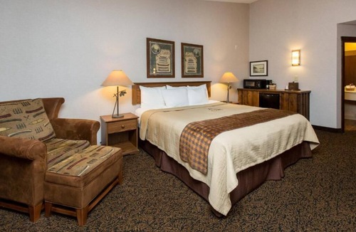 Onalaska Hotel | Deluxe King Room l Heated Pool, Hot Tub & Breakfast | 4mi to Lake Onalaska