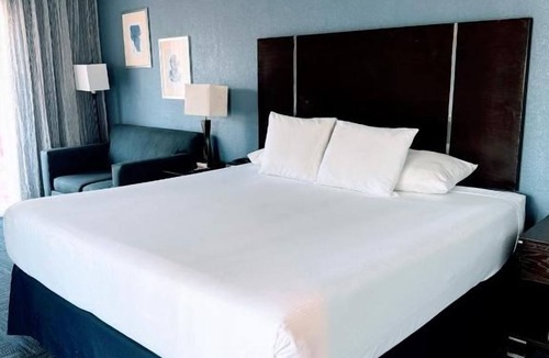 Old Towne Hotel | Deluxe King Room Near Seal Beach Pier, Shops and Surf Lessons with Parking