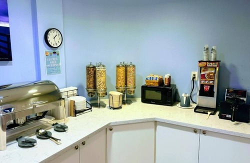 Old Towne Hotel | Deluxe King Room Near Seal Beach Pier, Shops and Surf Lessons with Parking