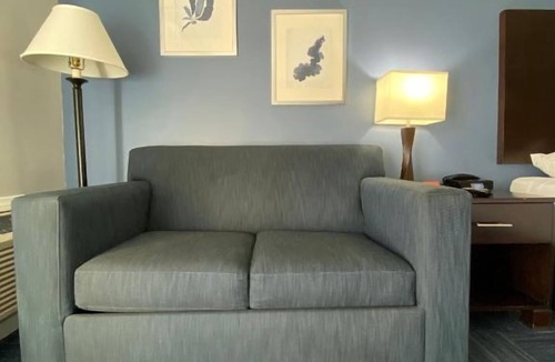 Old Towne Hotel | Deluxe King Room Near Seal Beach Pier, Shops and Surf Lessons with Parking