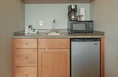 Historic Bayfront Apartment | Deluxe King Room with Balcony & Marina Access