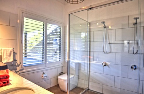 Ocean View House | Deluxe King Studio - Bluegum