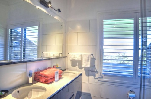 Ocean View House | Deluxe King Studio - Bluegum