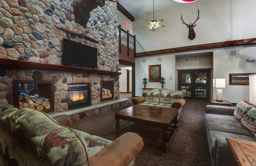 Sioux City Hotel | Deluxe King Suite, Stoney Creek Sioux, 2 Pools, Parking | Near 3rd St Landmarks