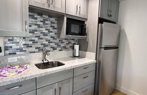 Historic Kailua Village Resort | Deluxe Kona Studio 1 minute to Ocean!