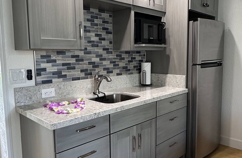 Historic Kailua Village Resort | Deluxe Kona Studio 1 minute to Ocean!