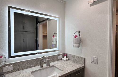 Historic Kailua Village Resort | Deluxe Kona Studio 1 minute to Ocean!