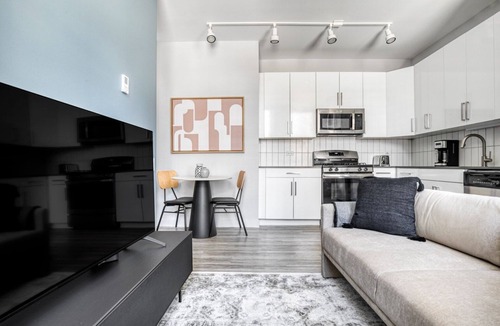 The Loop Apartment | Deluxe Loop 1BR w/Gym, Roof & Lounge, same block as L, by Blueground