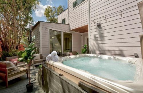 Montopolis House | Deluxe Luxury Home with Hot Tub