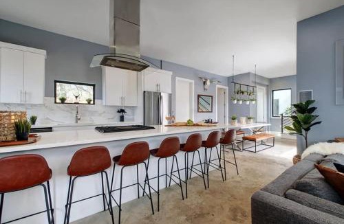 Montopolis House | Deluxe Luxury Home with Hot Tub