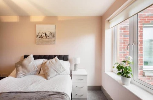 Bray on Thames House | Deluxe Maidenhead Apartment